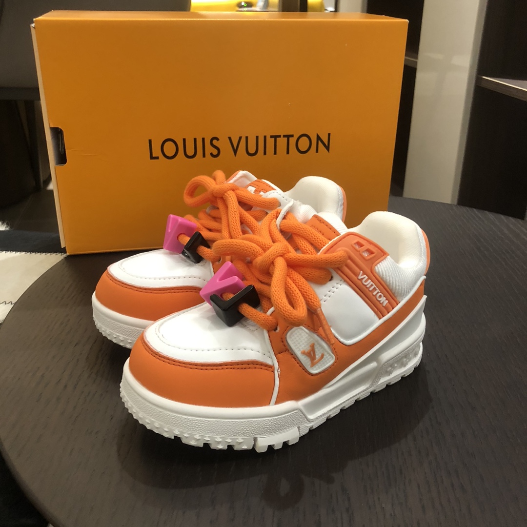 Children's shoes child